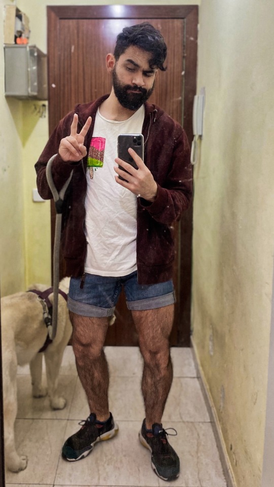 trionco:First proper shorts day of the year. Gotta get this hams out. 