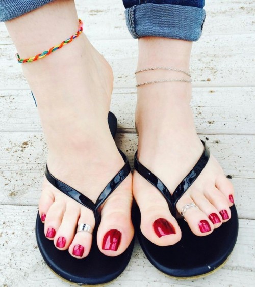 crazysexytoes:  Gorgeous red toes
