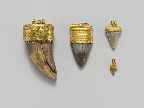 themacabrenbold:Tooth pendant set in gold, Etruscan