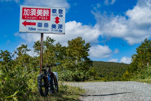 2年ぶりに函岳自転車登山へ行きました。フカフカの砂利が延々と続くダブルトラック、登りも下りも苦行でしかない道ですが、トラクション不足で100%漕いで登れなかった前回に心残りがありリベンジマッチを決行し