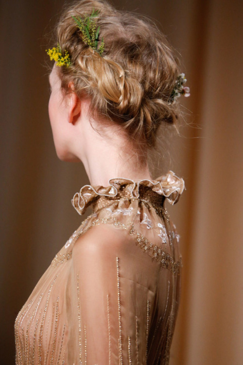 imakegoodlifechoices:star-anise:confessions-of-a-dior-addict:Valentino Couture s/s 2015 hair details