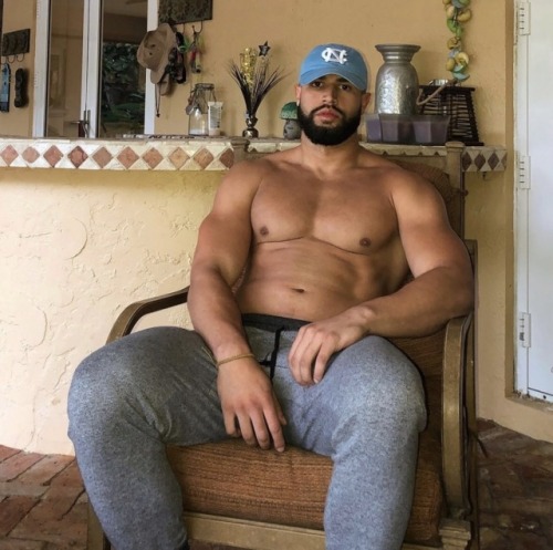 juicybros:Muscle bro with a nice big smooth chest