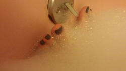 sweetcandytoes:  More bath feet!