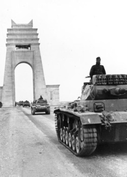 The Via Balbia at the Marble Arch with German Panzer III tanks (Italian Libya,1941).