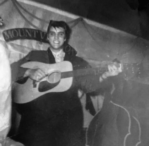ELVIS' MANNERISMS