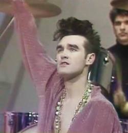 wilde-about-morrissey:  perfection is pink velour and 4 inch quiffs   Te amo Morrissey