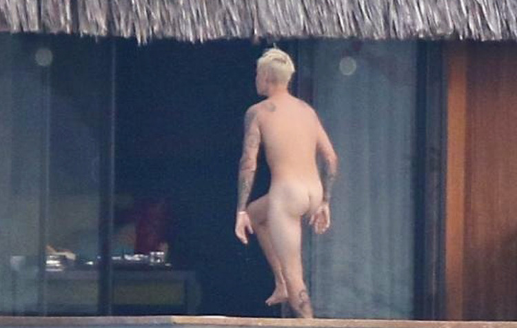 alekzmx:  Justin Bieber caught naked… but this time like for real, totally naked!