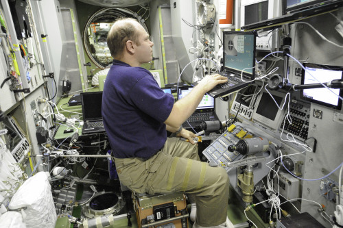 Oleg Kotov practising contingency manual docking procedures onboard the ISS, 22 November 2013, in pr