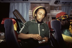 retro2mod:  Bob Marley, Rolling a joint