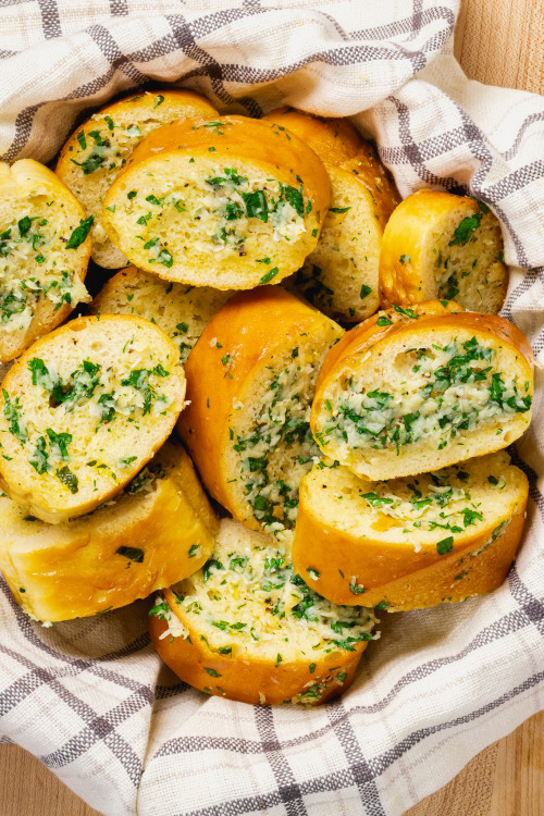 Porn photo everybody-loves-to-eat:  Easy Garlic Bread