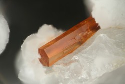 underthescopeminerals:  Labuntsovite-Mn 