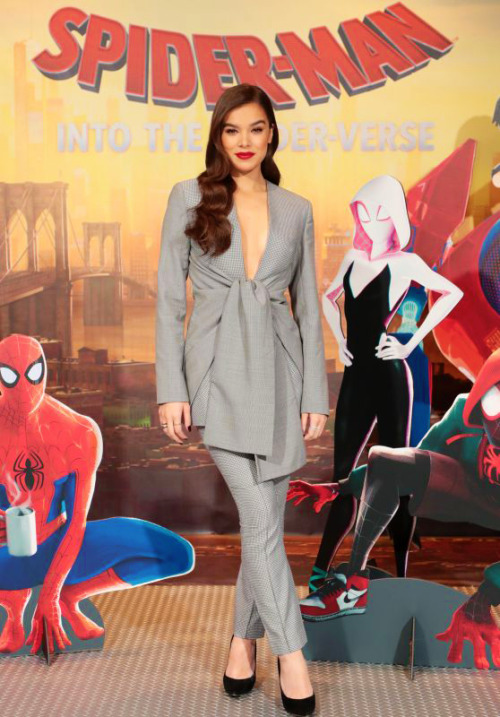 Best of Red Carpet of 2018 340/365 Hailee Steinfeld In Acler – ‘Spider-Man Into The Spider-Verse’ Lo