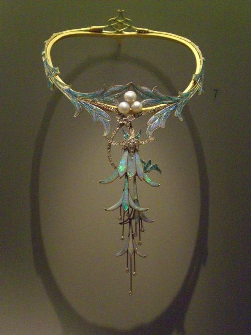 Fuchsia Necklace designed by Alphonse Mucha and made by jeweler Georges Fouquet in opal, cabochon sa