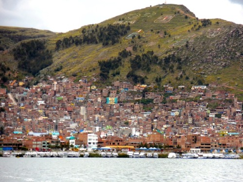 Puno, Perú visto desde un barco turístico en el lago Titicaca, día tormentoso, 2017.