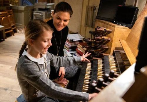 On Monday, February 17, 2019, Crown Princess Victoria and Princess Estelle of Sweden visited the Chu