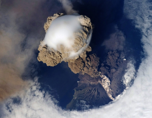 Sarychev Peak in the early stages of eruption in the Kuril Islands(Russia, June 12th, 2009).  Photo 