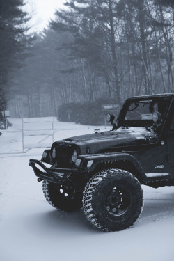 famovs:   onlydillon:  Jeep in the snow   By: Dillon Makar   i want one D: 