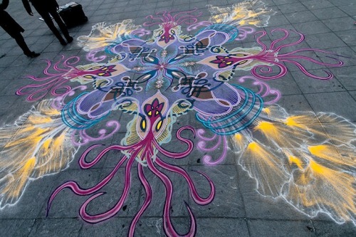 Man Spontaneously Creates Incredible Sand Paintings by Hand