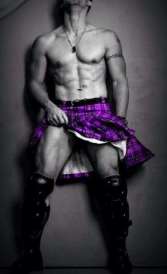 yesiamyourgoddess:  nwmonkeygirl:  nothing sexier than a man in a kilt.   ⚜  ^^^Agreed.