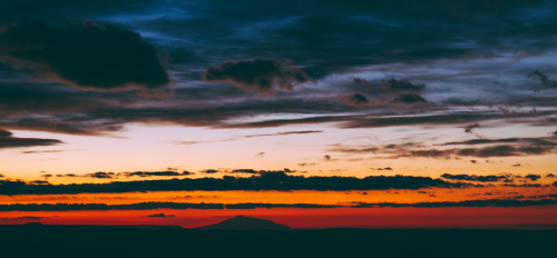 oneyear47nationalparks:  Waiting for sunrise, Bryce Canyon National Park. Photo: Scott Cochran