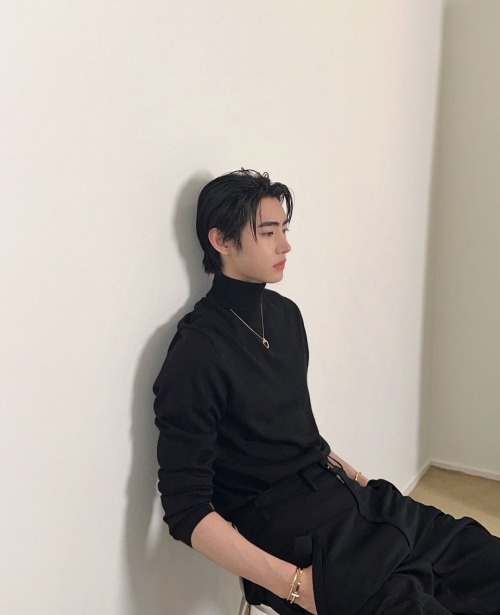 He Is One Fineeee Specimen. AND HE KNOWS IT TOO HELLO?!!! My Man My Man My Man