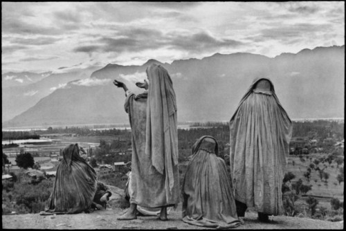 Henri Cartier-Bresson - Muslim women on the slopes of Hari Parbal Hill, praying toward the sun risin