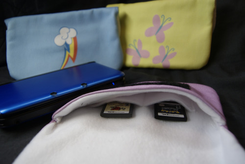 squishyproductions:  3DS Bag Giveaway! To celebrate the addition of 3DS bags to our shop, we will be holding a giveaway! These bags are made to fit up to a 3DS XL! This is only a few of the available designs. We have 19 different designs in total! What