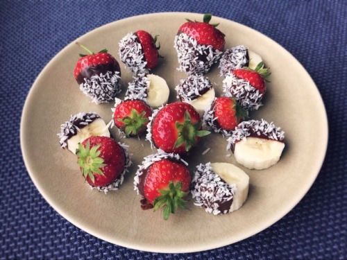 ninis-healthy-weightloss: I prepared myself a healthy treat today! Strawberries &amp; ½ b