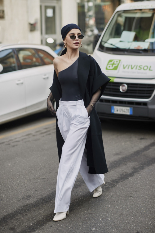 myworldofelegance:
“Street Style Fall 2019 Ready-to-wear
Milan Fashion Week
Source:TheImpression.com
Photo/Imaxtree
”
ショルダーレスに羽織りもの。