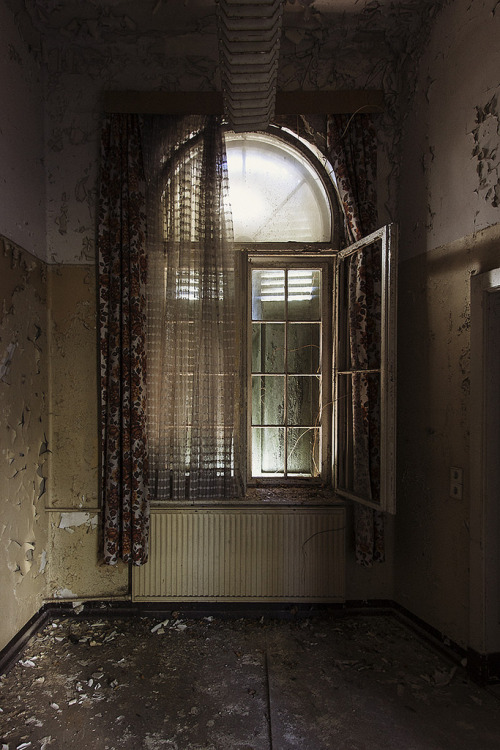 fuckyeahabandonedplaces:  Abandoned sanatorium by Maria