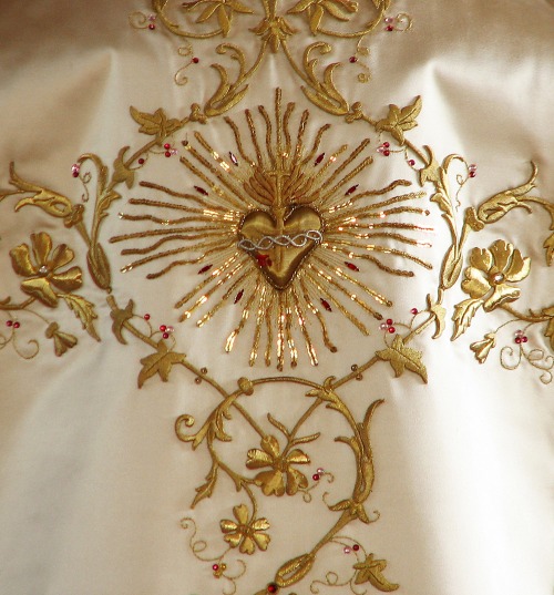 naomicollet:embroidered sacred heart of Jesus