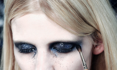 xangeoudemonx:  Lara Stone Backstage at Givenchy Spring 2010 Couture. 