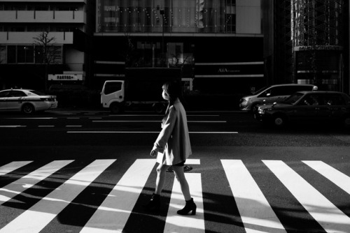 A woman walks in Omotesando, Tokyo.Photo : Pierre-Emmanuel Delétrée