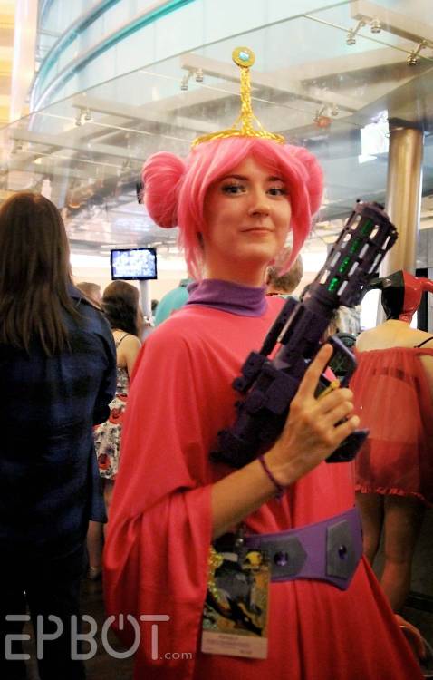 mashupismymiddlename:Cosplayed by Unknown via EPBOT:Princess Leia/Princess BubblegumSorry about the 