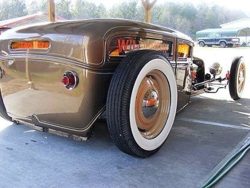 that-fuckn-rat-pack: customautotrimcom:Classy Cruiser Rat. Not Exactly But ☮️