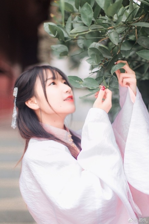 ziseviolet: yansanniang: 《梦桃源》楼上听雨，堂前焚香。小廊伞罢指犹凉。 祁祈_ Traditional Chinese Hanfu - Type: Upright-colla