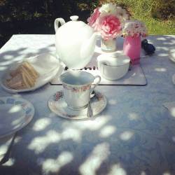 Afternoon, garden tea party. 💐🎀👌