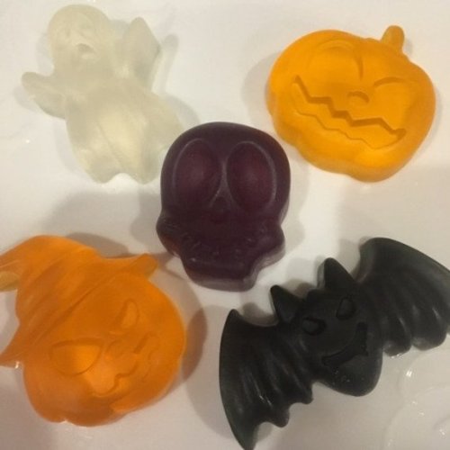 While I will be keeping these soaps up year round, if you want to get some spoopy soap before hallow
