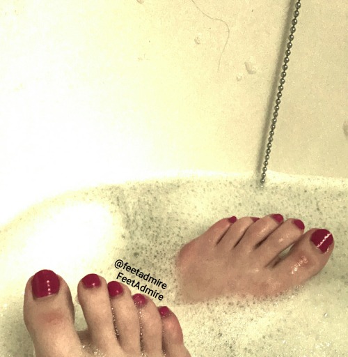 Love my girlfriends feet! Just needed to share this “toes peeping out of the water” pic! Enjoy Eu si