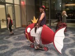 ordinary-princess-chilling-queen:  A friend of mine took this picture at Phoenix Comic Con and it took me a moment to get it   Pun King