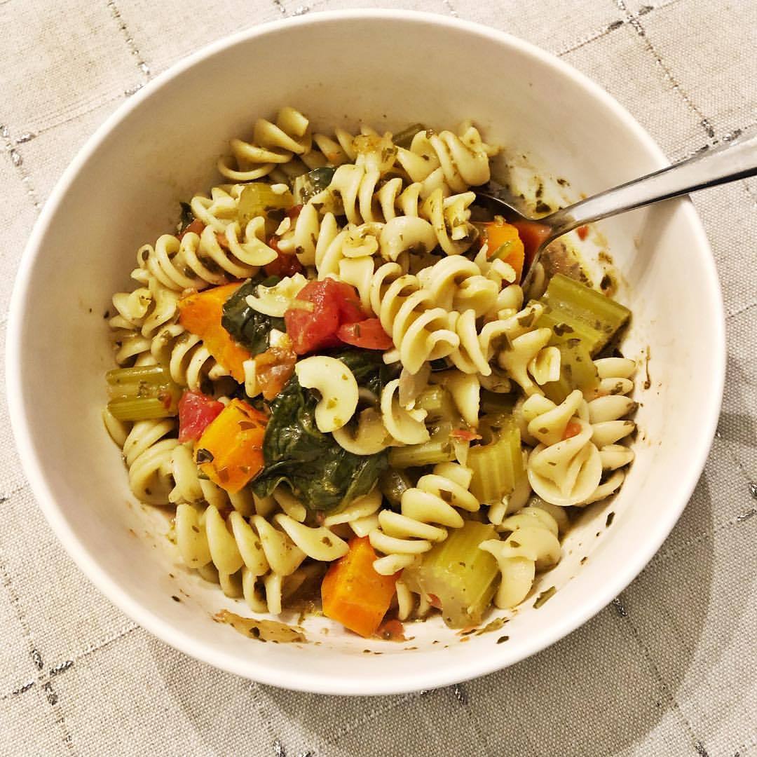 It’s the first day of December and it’s rainy and cold. Perfect for a bowl of warm delicious soup! 🥣 It’s my first time trying this recipe. It’s based off of a minestrone recipe from @nikkiphillippi that I changed a little for my taste. It’s sooooo...