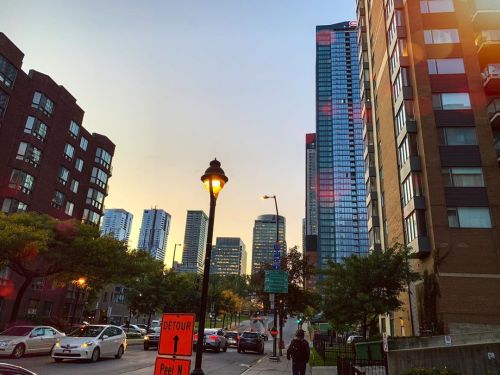 Atardecer en Arbora #mtljtm #montreal #griffintown (à Arbora Griffintown)https://www.instagram.com/