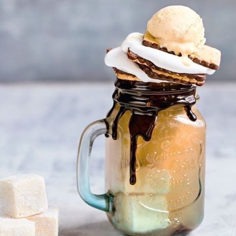 On vous souhaite un weekend gourmand avec ces magnifiques floats s'mores guimauve & vanille  C'e