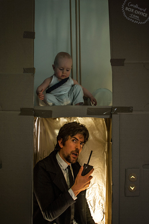 【至宝の親バカ】名作映画再現「10ヶ月の赤ちゃん」と両親と、引っ越しのダンボール