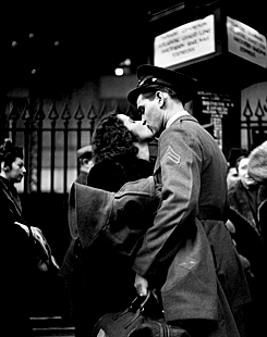 onscreenkisses: Farewells at Penn Station by Alfred Eisenstaedt for ‘LIFE Magazine’