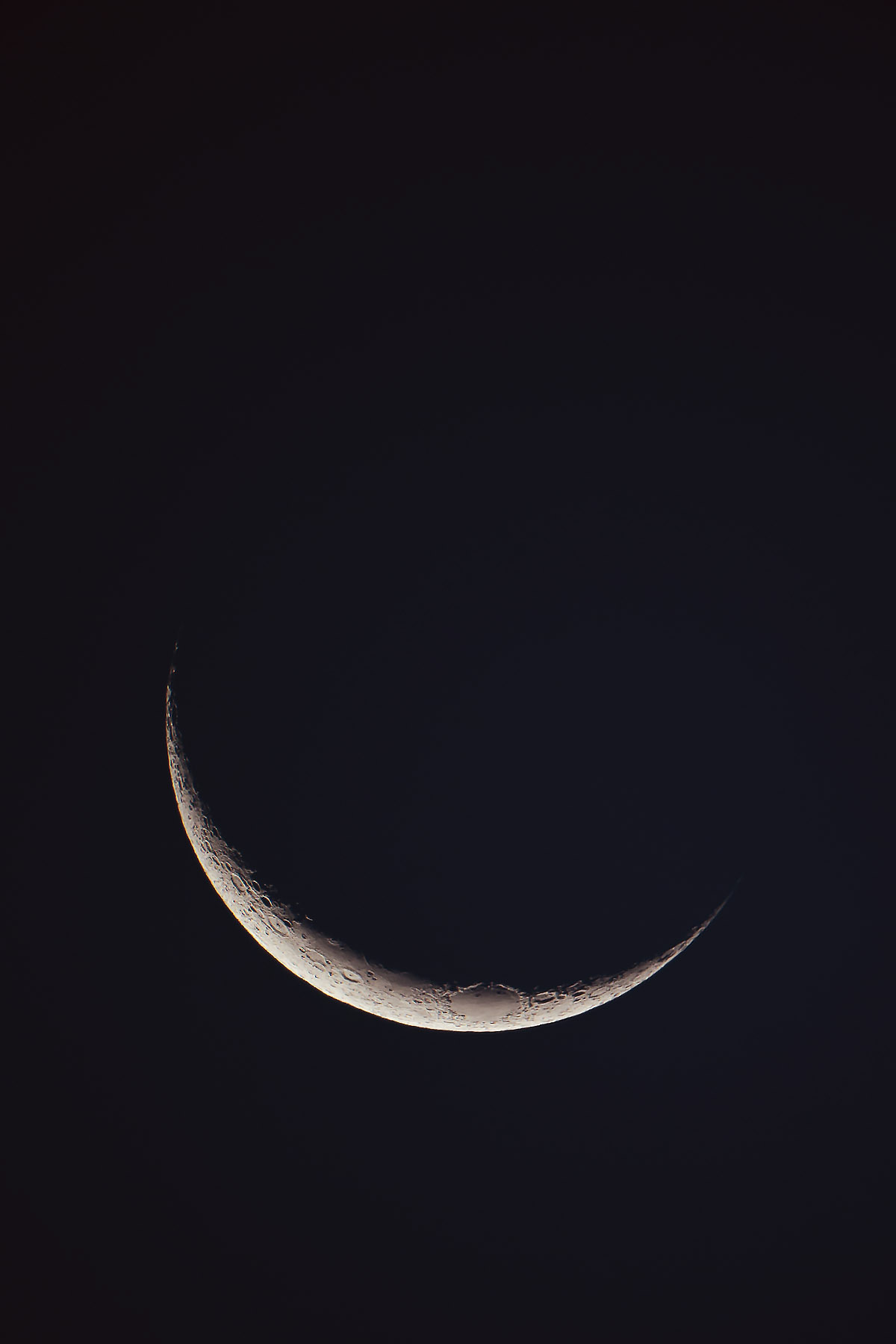lensblr-network:  Moon is getting fat again… by Julian Madeja  (curt0s.tumblr.com)