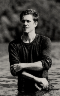 Aaron Tveit 053476a93875c54d2e1958274e05e3ba24fe4b95