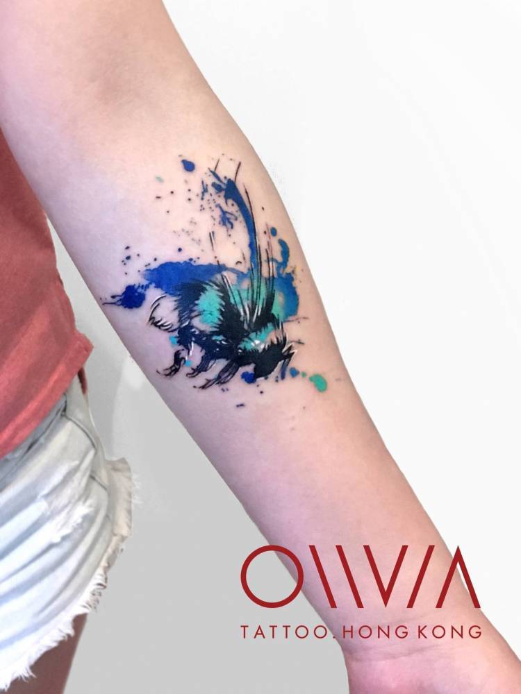 cutelittletattoos:  Watercolor bee tattoo on the left inner forearm. Tattoo artist: