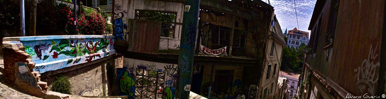 aguerin:  Valparaíso, Chile Dos mundos comunicados por rampas,por escaleras, por