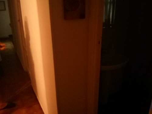 mequeme:  Aquí tenéis las fotos que prueban lo dicho de la habitación fantasma de mi piso. En la foto de arriba se pueden ver 3 ventanas, mientras que en la de abajo se ve que está el baño (a la derecha) y una puerta más que es la de la cocina,